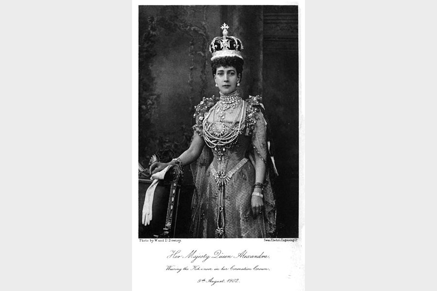  ti
Queen Alexandra wearing the famous indian diamond - Kohinoor in her coronation crown