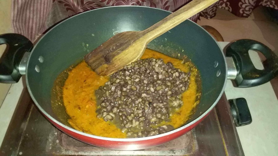 Preparation of Dal Makhani by Using  Dal Makhani Recipe.