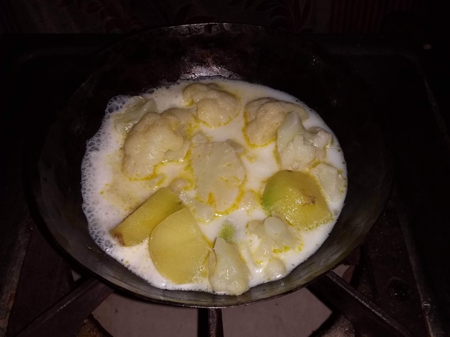 Aloo Gobi being prepared by using Recipe of Aloo Gobi.