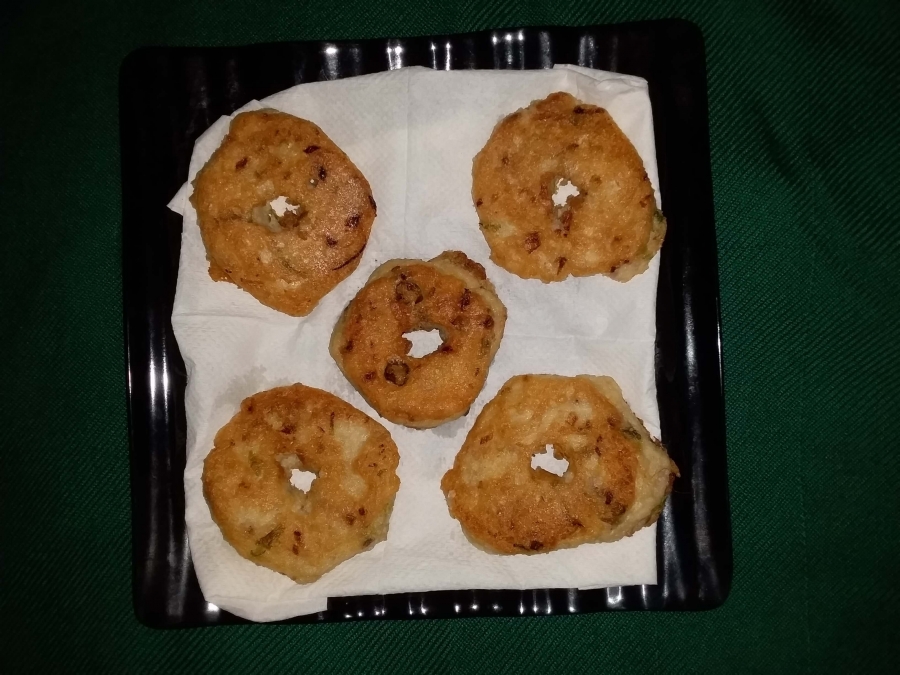 Medu Vada - Final preparation made by using Recipe of Medu Vada.