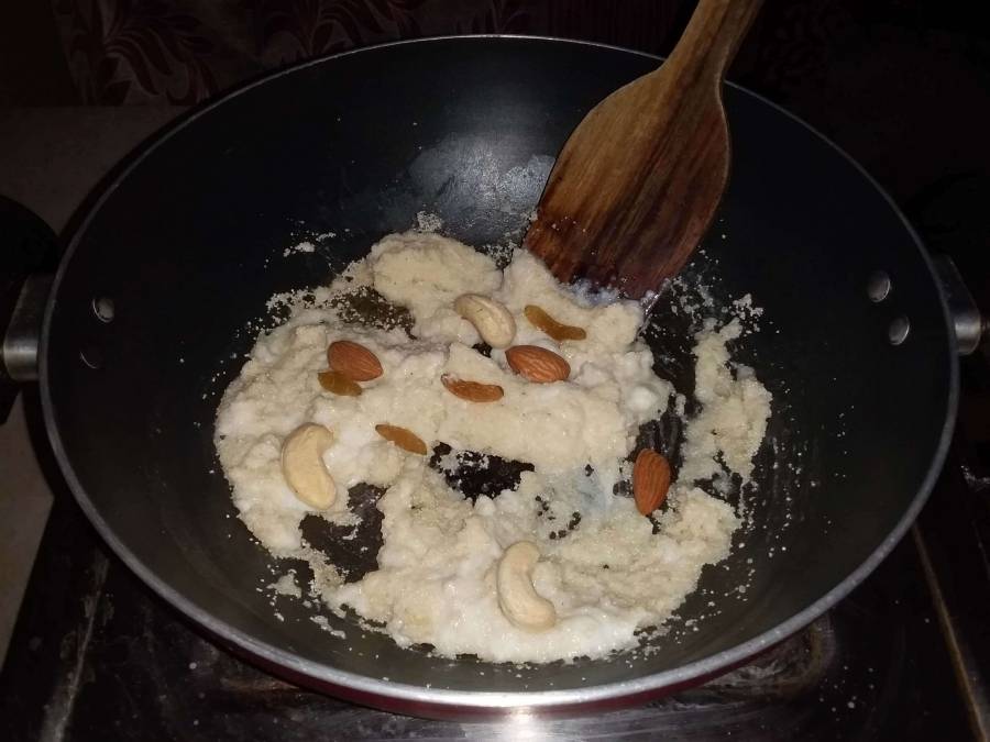 Preparation of Suji Ka Halwa Recipe.