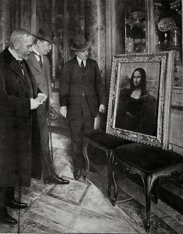 The Mona Lisa in the Uffizi Gallery, in Florence, 1913. Museum director Giovanni Poggi (right) inspects the painting.