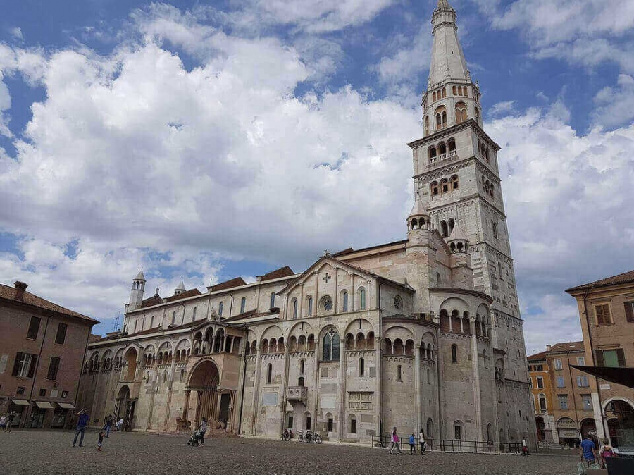 Torre della Ghirlandina (the bell tower of cathedral of Modena), the place where the bucket was kept.