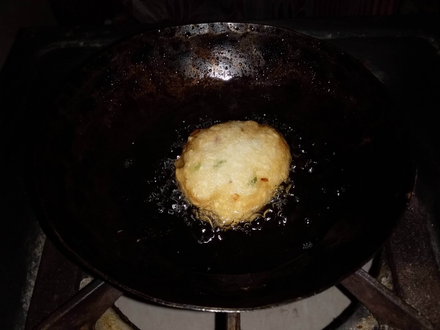 Vada being fried as described in Dahi Vada Recipe.