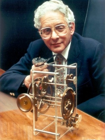 Derek J. de Solla Price  with a model of the Antikythera mechanism.