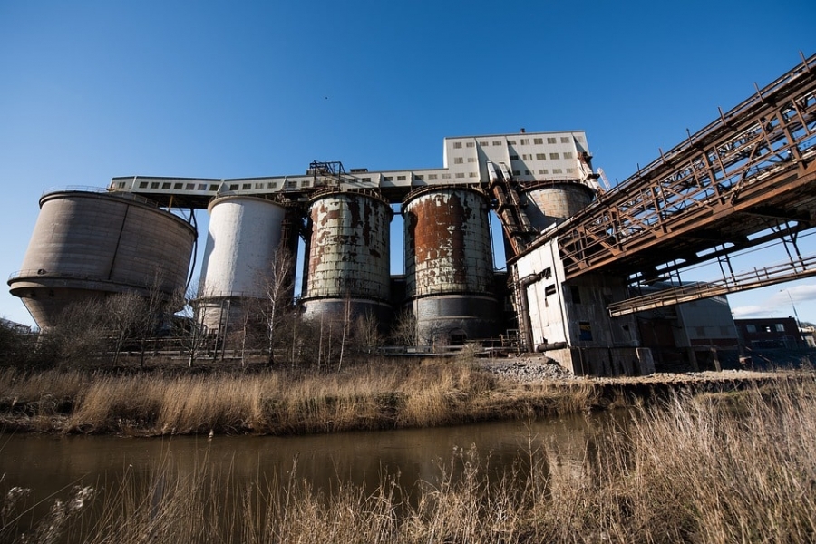 Workplace exposure to certain industrial chemicals can cause bladder cancer.