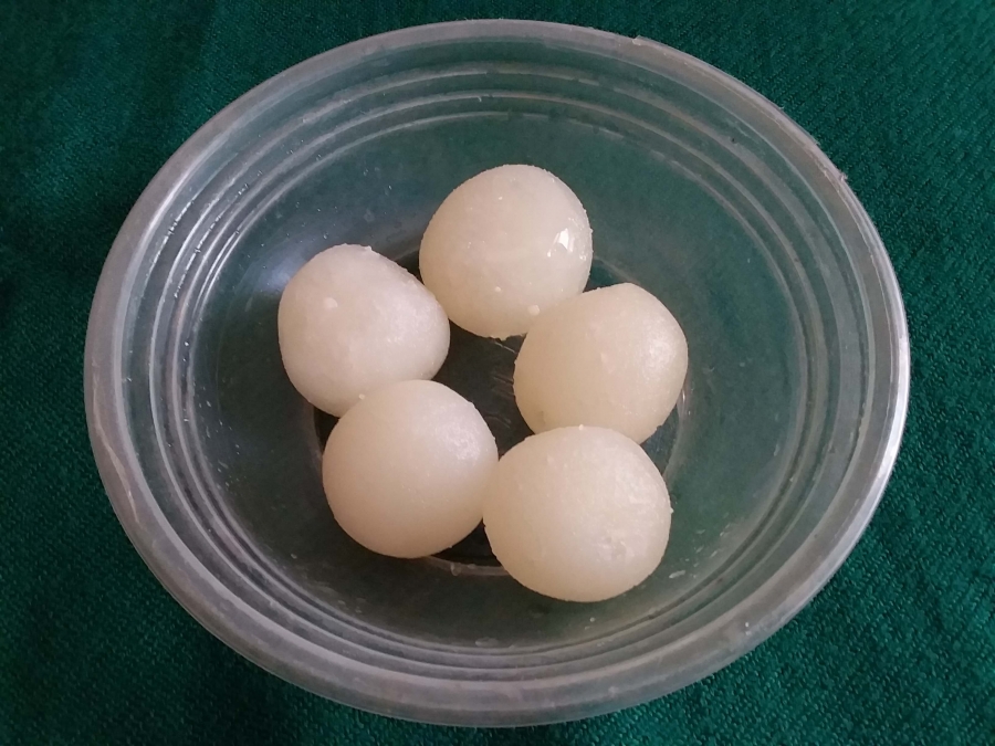 The final preparation of Danadar (Rasgulla).