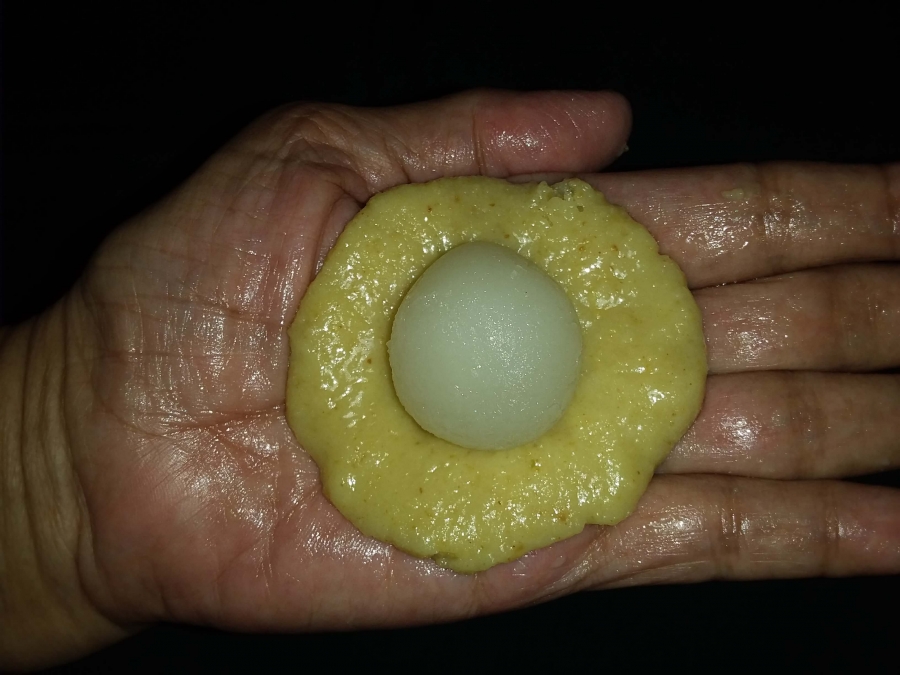 Placing the Danadar in middle of Puri made of Khoya