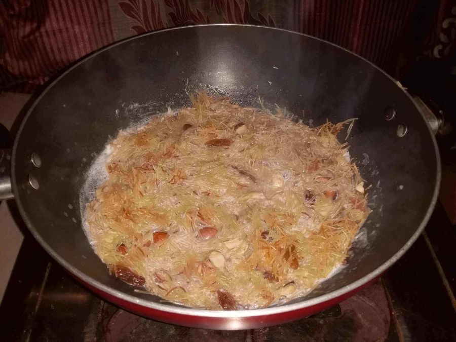 Seviyan being prepared as described in meethi Seviyan recipe.